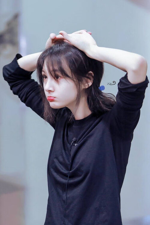 比赛节奏是否影响球员场上沟通频率，详述什么是比赛节奏